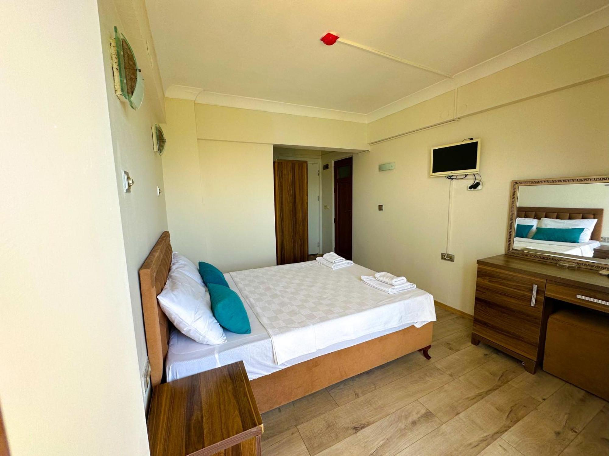 מרמריס Reis Beach Hotel מראה חיצוני תמונה